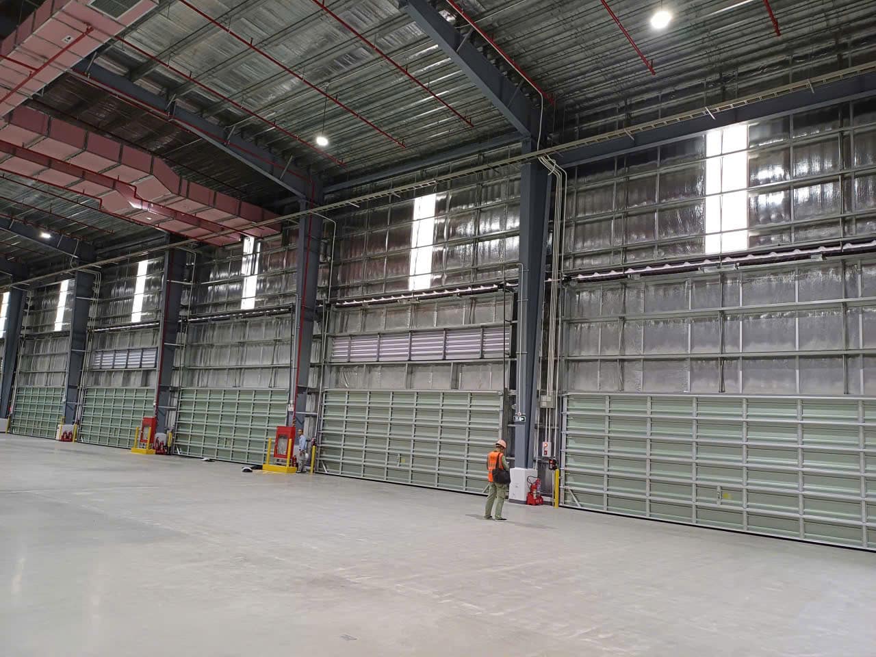 Cửa kho logistic Nam Đình Vũ nhìn từ bên trong