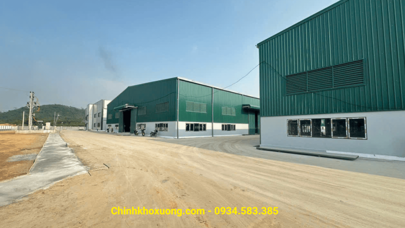 Cho thuê kho xưởng khu công nghiệp Mông Hoá-2.000-12.000m2 2 Sân ngoài nhà kho KCN Mông Hoá